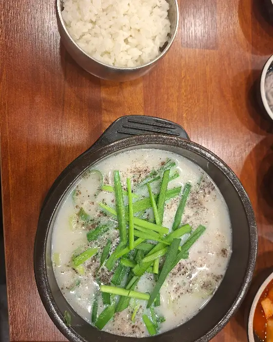 뽀얀 국물의 수육국밥