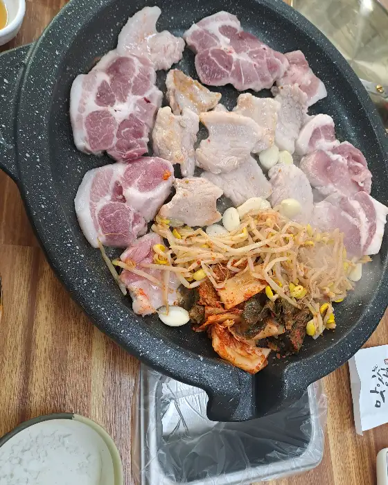 돌판에 구워지고 있는 신선한 고기