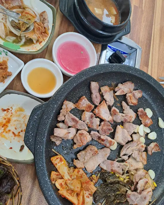 잘 익은 삼겹살과 곁들임 반찬들