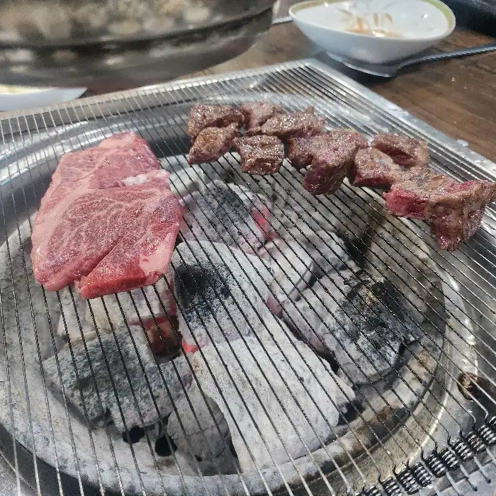 숯불 위에서 익어가는 등심과 갈비살