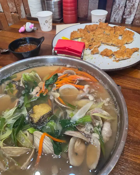 끓고 있는 해물칼국수