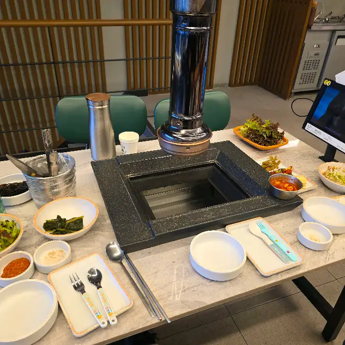 테이블 세팅과 숯불 구이 판