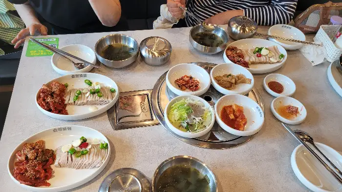 정갈하게 차려진 보쌈과 곁들임 찬
