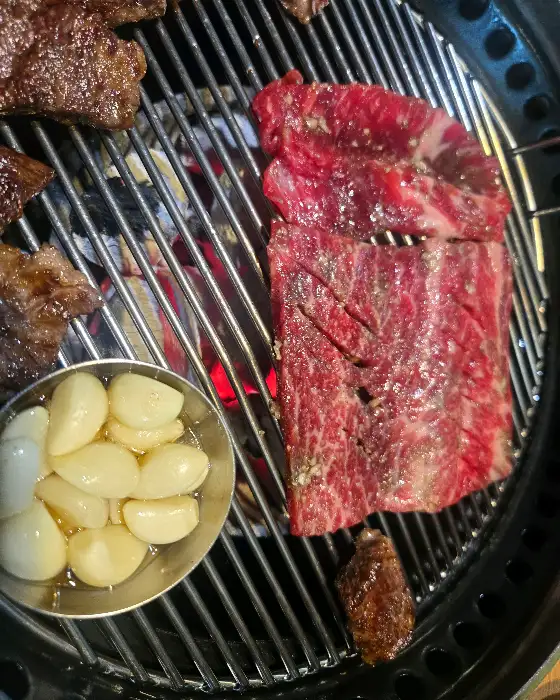 마늘과 함께 익고 있는 갈비