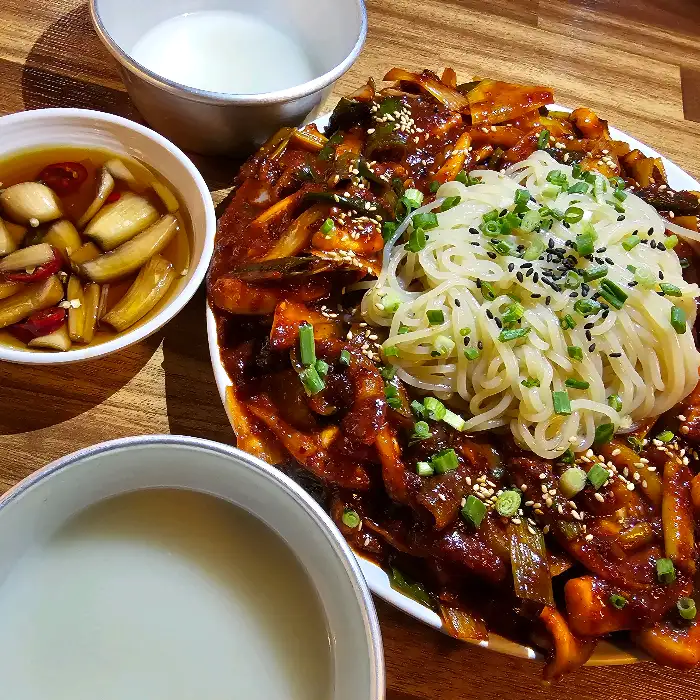 푸짐하게 차려진 막걸리와 전 메뉴