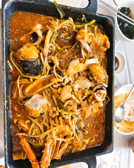 다양한 해물이 어우러진 찜 요리