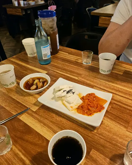 막걸리와 함께 준비된 국수