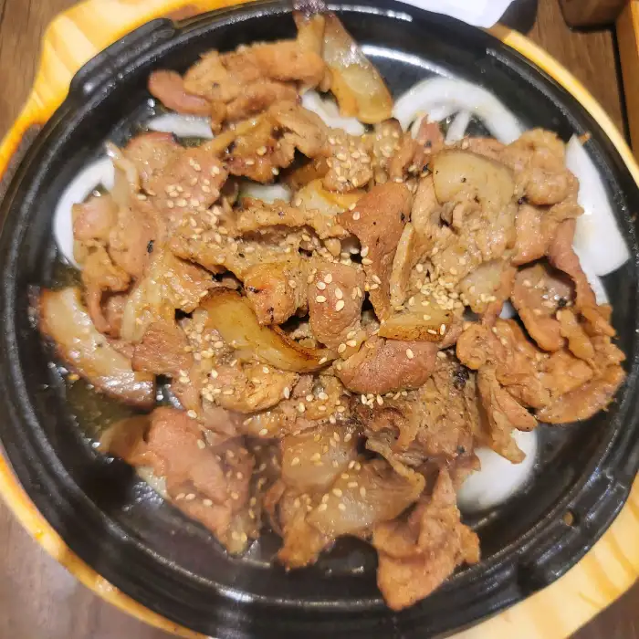 솥에 담긴 숯불 돼지구이