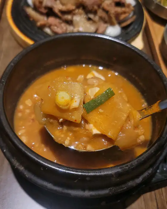 두부와 채소가 들어간 청국장
