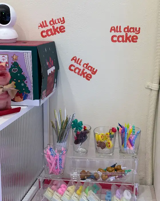 가게 벽면에 붙은 'All day cake' 스티커와 진열된 액세서리들