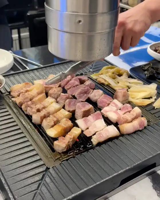 직접 구워주는 흑돼지 오겹살