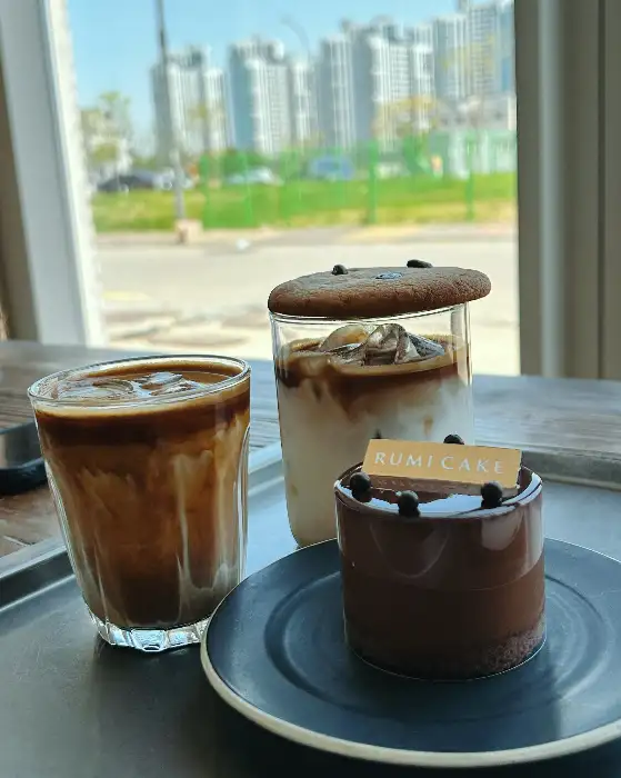 초콜릿 케이크와 음료