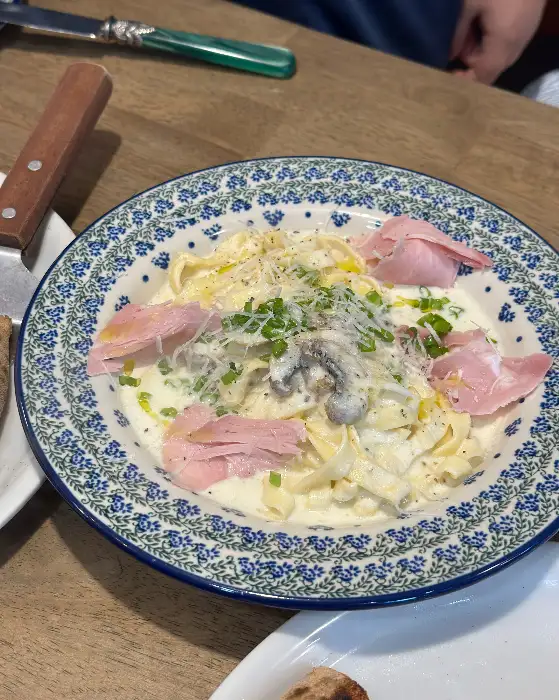 네 가지 치즈가 듬뿍 올라간 콰트로 포르마지 피자