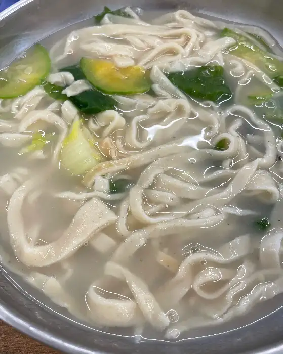국물이 넉넉한 칼국수