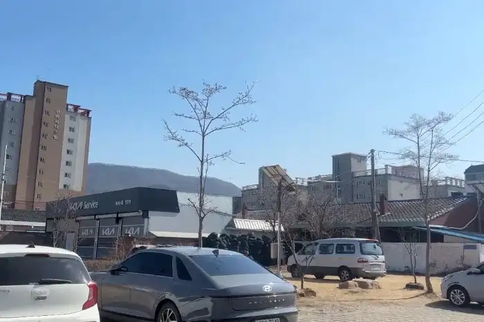 가게 외부의 모습, 넓은 주차 공간과 함께 깔끔한 외관을 자랑한다