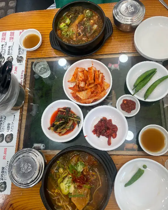큼지막한 갈비가 푸짐하게 들어있는 갈비해장국