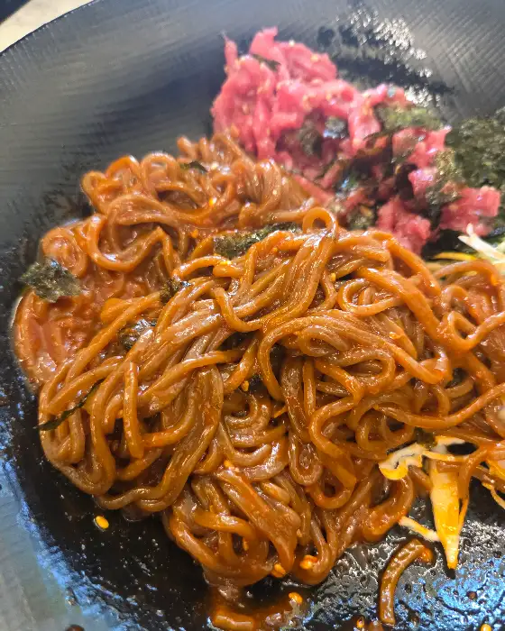 쫄면과 육회가 어우러진 메뉴