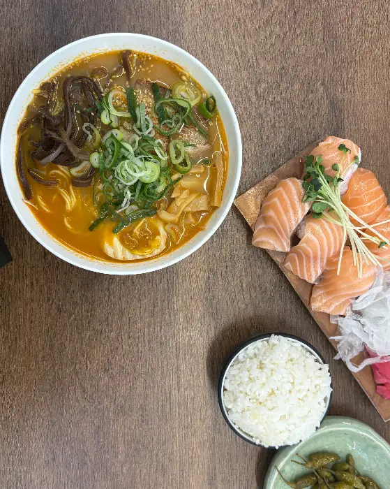 라멘과 밥, 연어 사시미