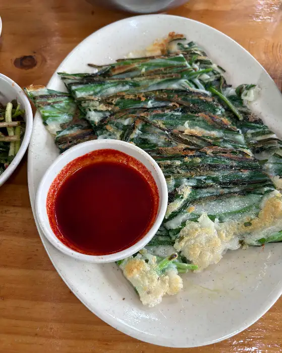 바삭하게 부쳐진 부추전