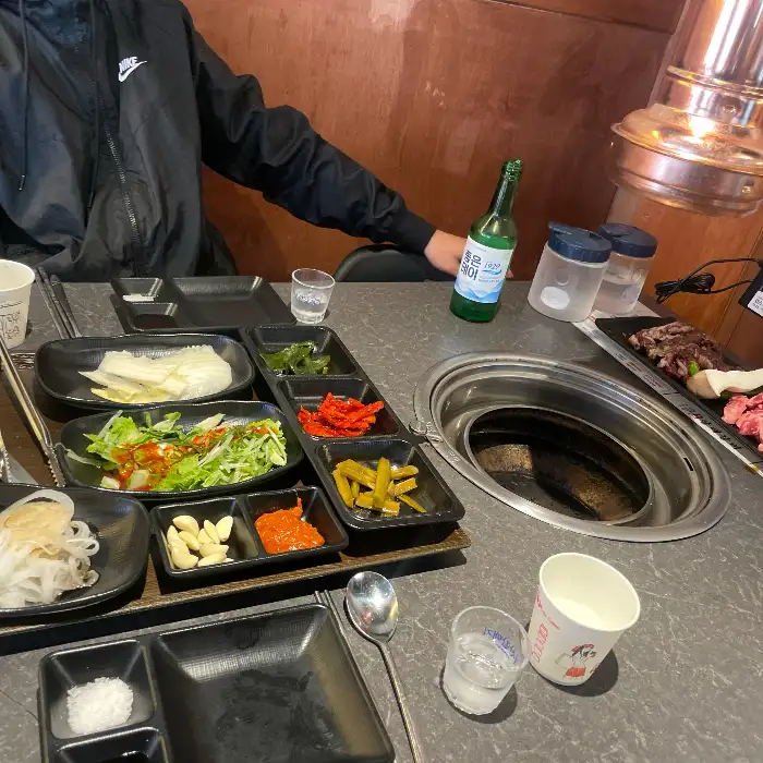 테이블 위 다양한 쌈 채소와 곁들임