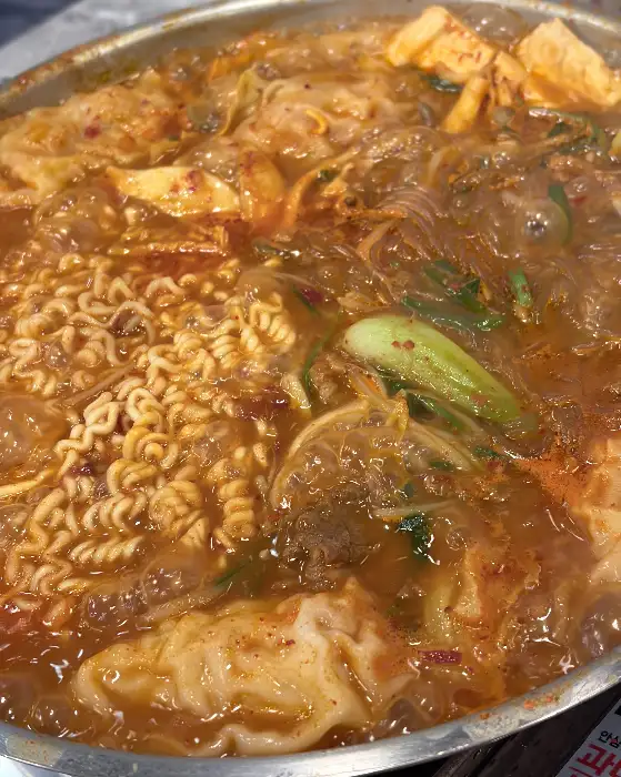 맛있게 끓고 있는 만두 전골