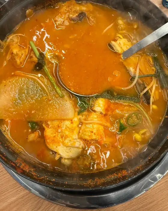 얼큰하고 깊은 맛의 매운탕