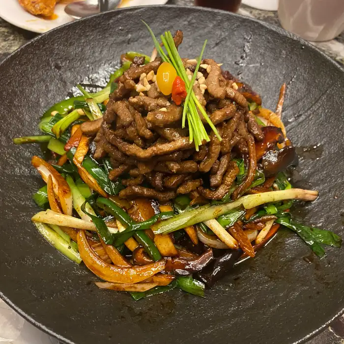 풍성하게 담겨 나온 돼지고기 채소 볶음 요리