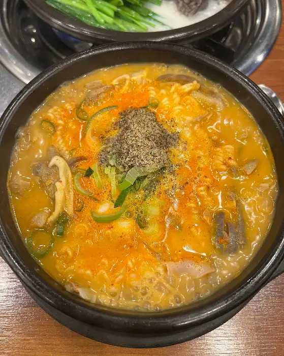 김이 모락모락 나는 얼큰한 국물의 뚝배기