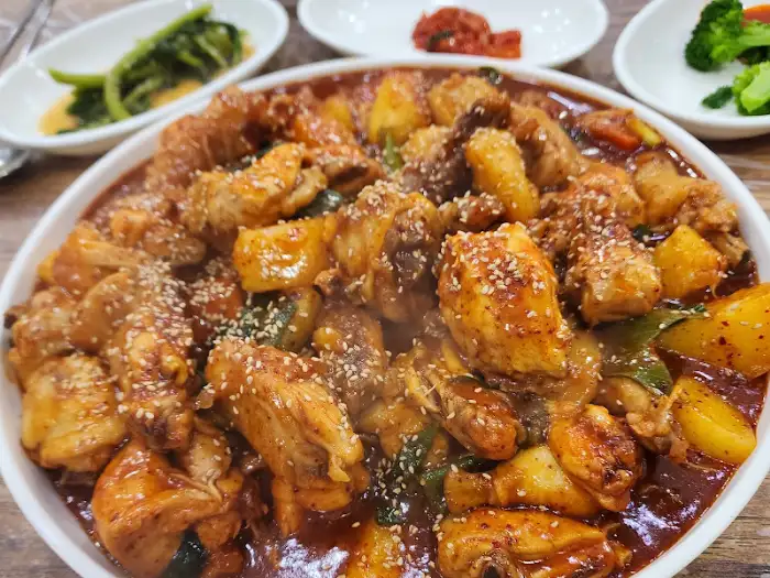먹음직스럽게 조리된 닭볶음탕