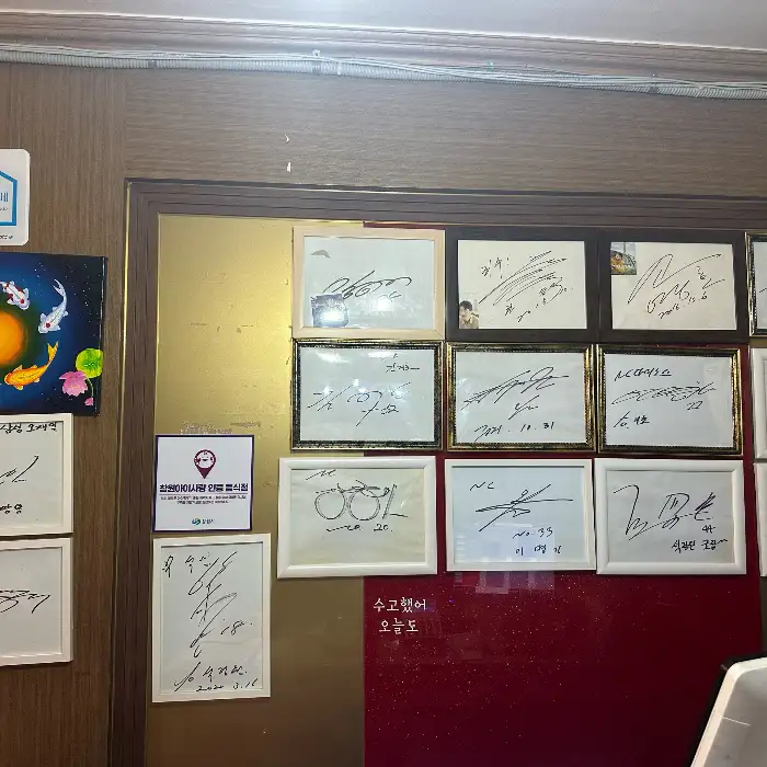 다 익은 돼지갈비를 젓가락으로 집어 올리는 모습