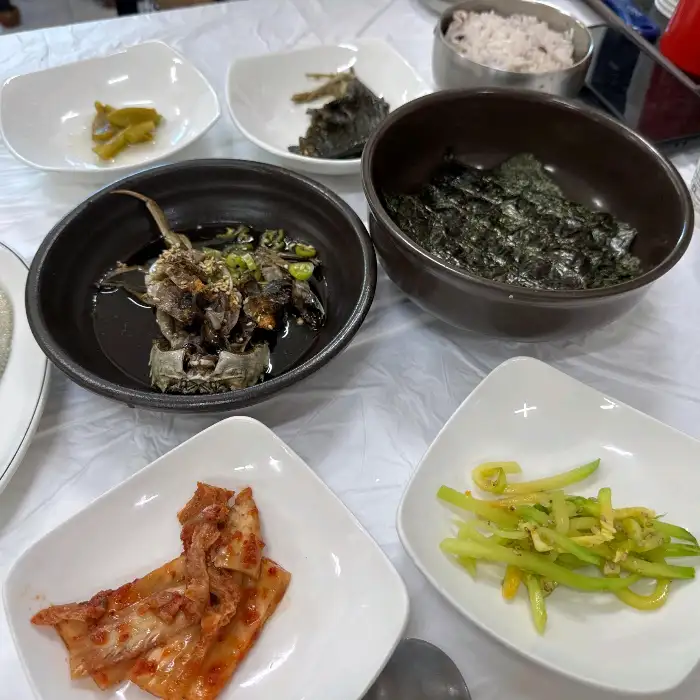 참게장과 김치, 나물 반찬