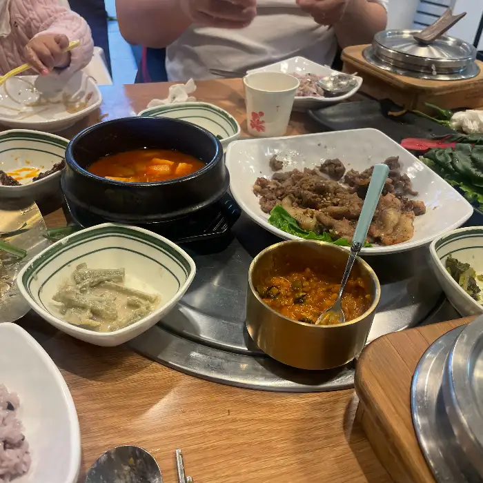 테이블에 차려진 쌈밥 정식 상차림