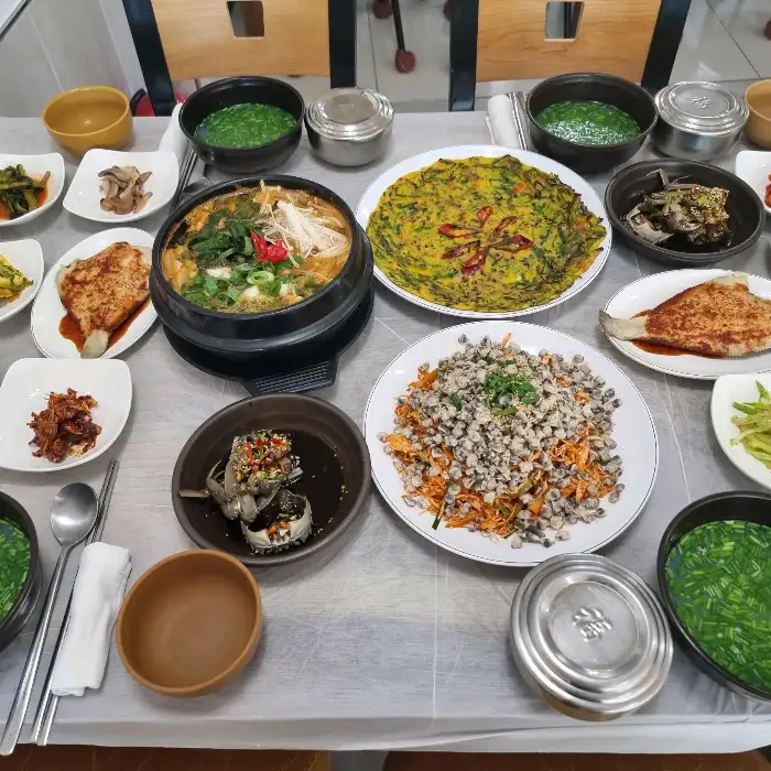 재첩 전골과 각종 요리