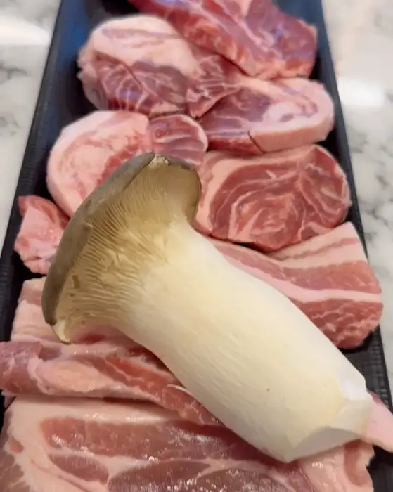 두툼한 돼지고기 단면