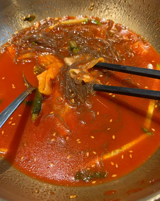 매콤한 국물의 비빔냉면