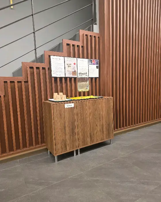 카운터 옆에 마련된 셀프바