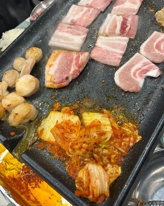 맛있게 구워지고 있는 대패삼겹살과 볶음김치
