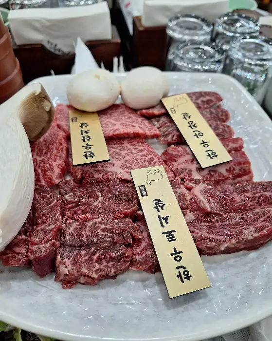 접시에 가지런히 담긴 다양한 부위의 신선한 생고기