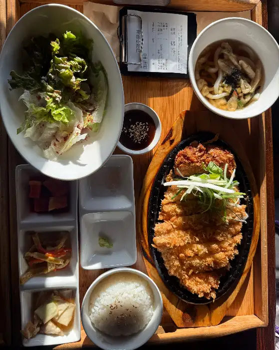 잘 차려진 한정식 한 상차림, 돈까스, 밥, 국, 샐러드, 반찬 등