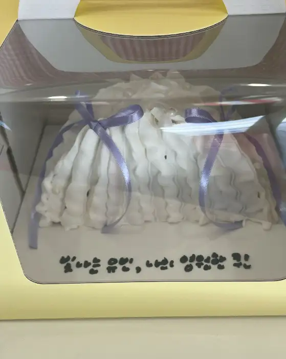 드레스 모양으로 디자인된 화이트 케이크