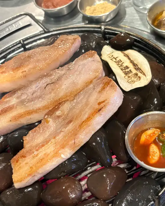자갈 위에서 맛있게 익어가고 있는 삼겹살