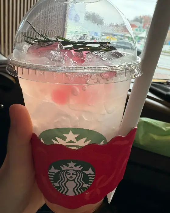 핑크색 체리 장식이 올라간 아이스 음료