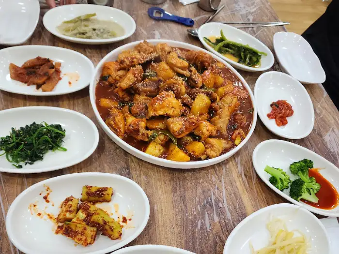 테이블 가득 차려진 다양한 한정식 반찬들