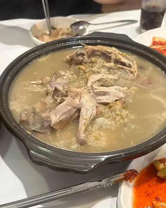 누룽지백숙 속 닭고기 살점