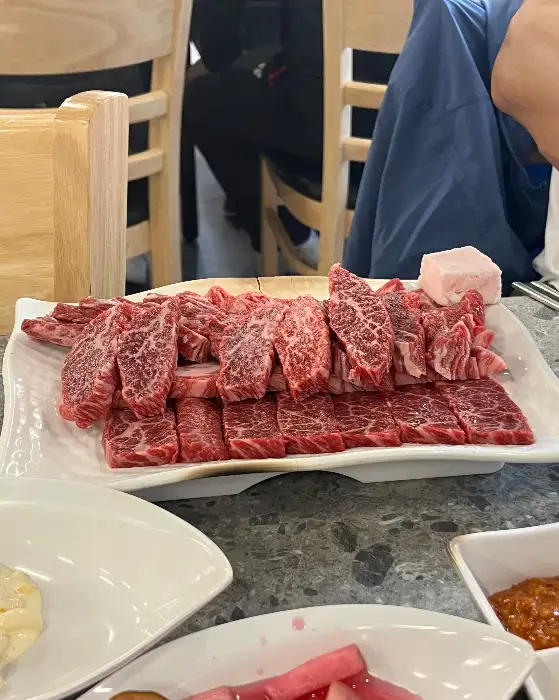 신선한 소고기 모듬이 고급스러운 접시에 담겨있는 모습