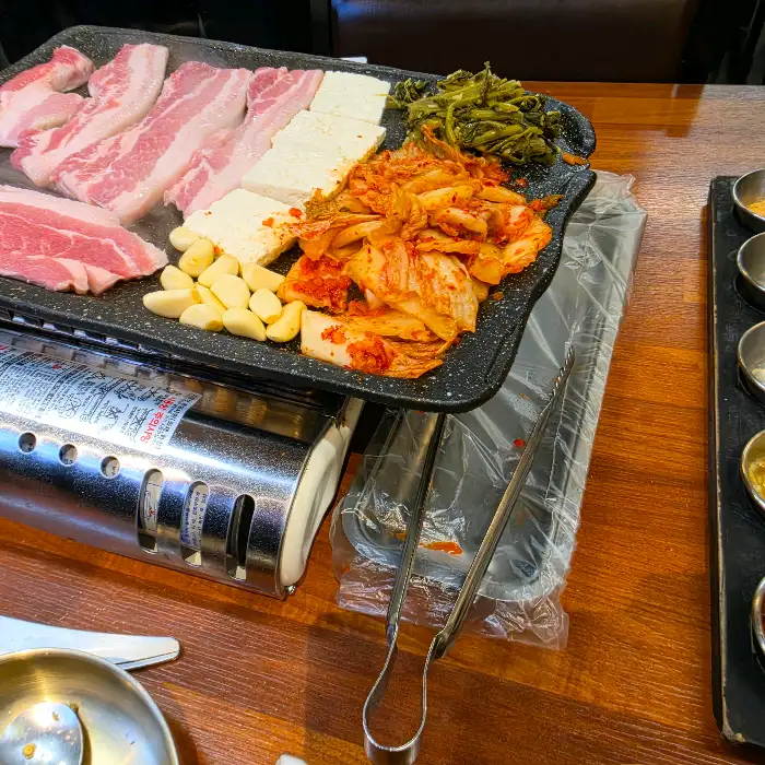 푸짐하게 차려진 삼겹살과 밑반찬