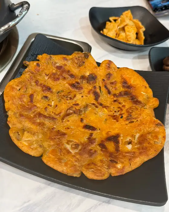 먹음직스럽게 구워진 김치전