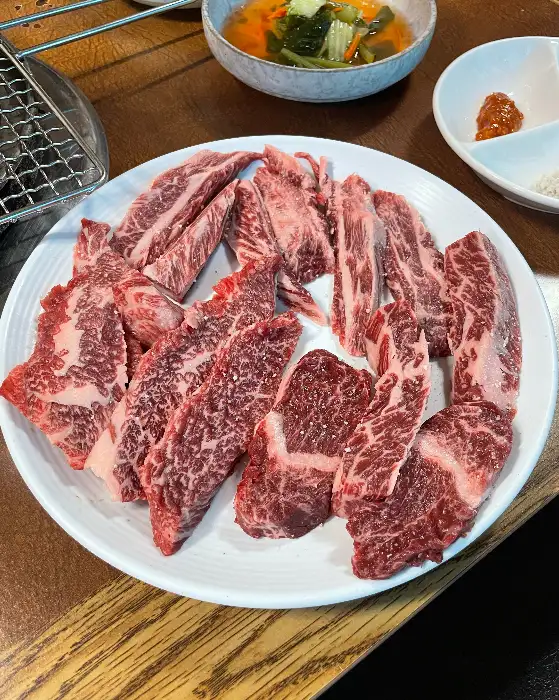 접시에 담긴 신선한 소고기 단면
