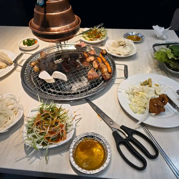 숯불 위 고기와 곁들임 찬