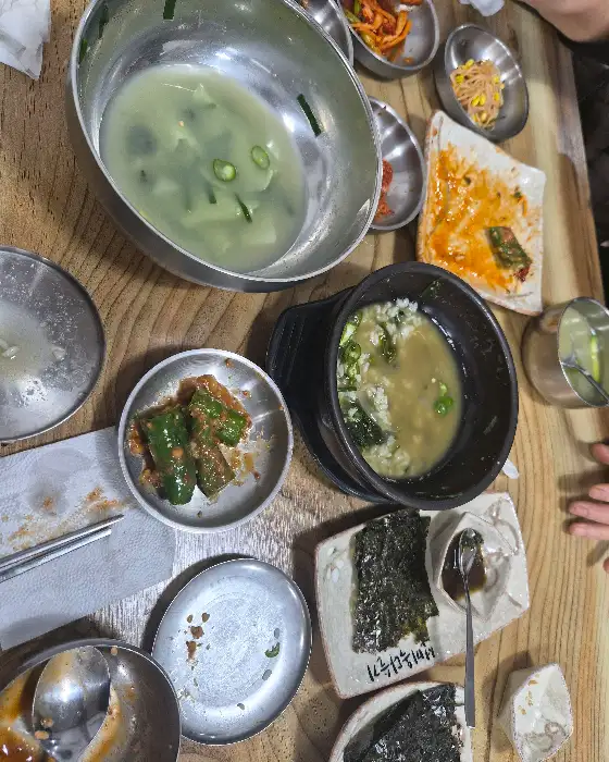 테이블에 놓인 여러 음식들의 모습